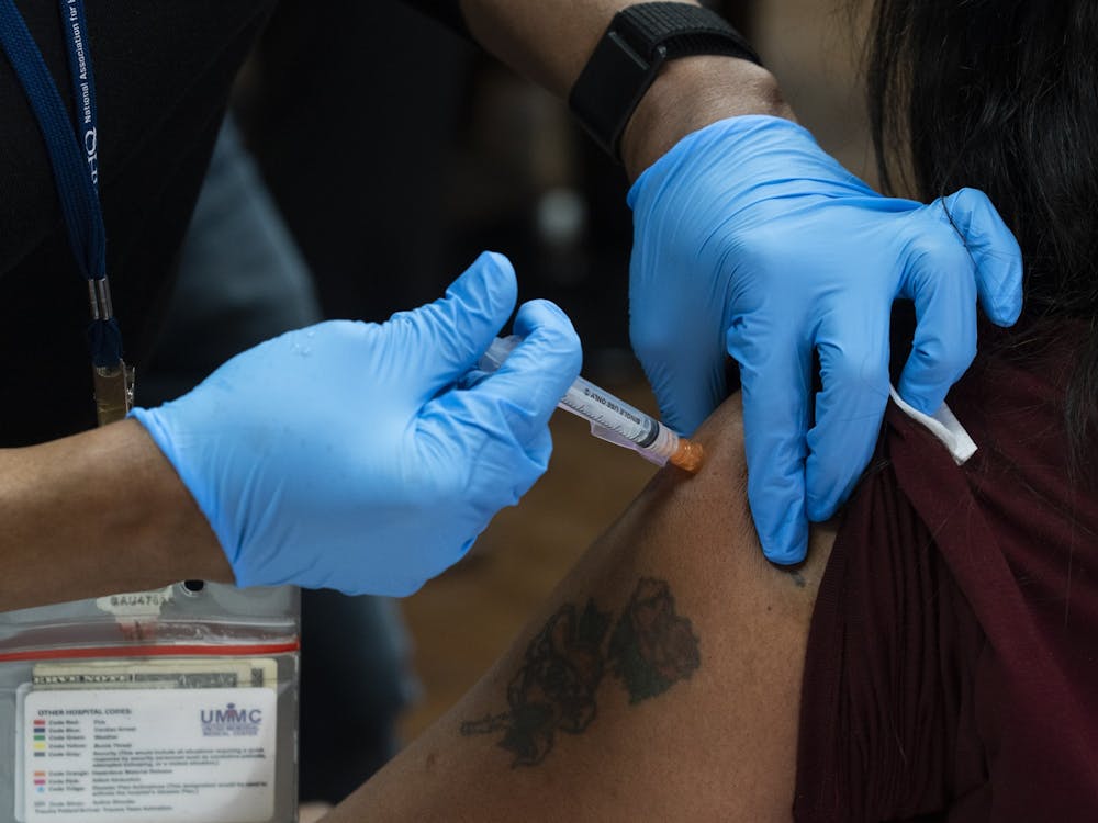 2020年12月21日，在德克萨斯州休斯顿的联合纪念医疗中心，一名医护人员正在注射新冠肺炎Moderna疫苗。