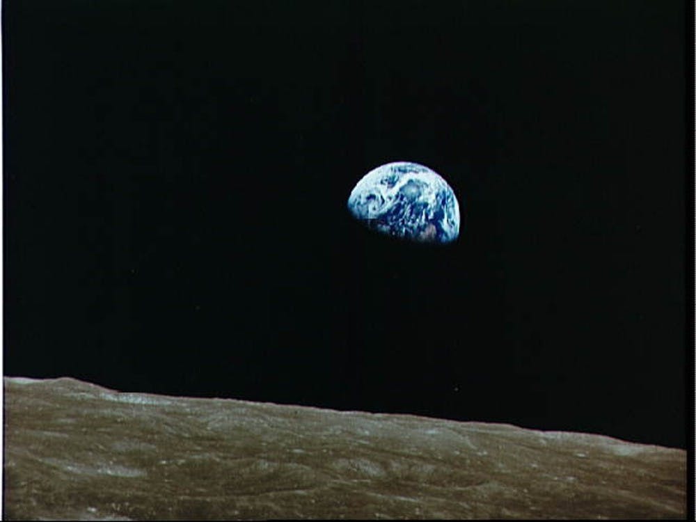 1968年12月22日，阿波罗8号飞船从月球地平线上大约5度的地方看到的地球上升的景象。