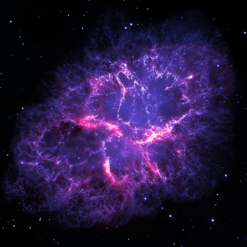 这张由哈勃太空望远镜拍摄的照片于2009年9月发布，是该望远镜拍摄到的最大的照片之一。它提供了迄今为止整个蟹状星云最详细的视图。