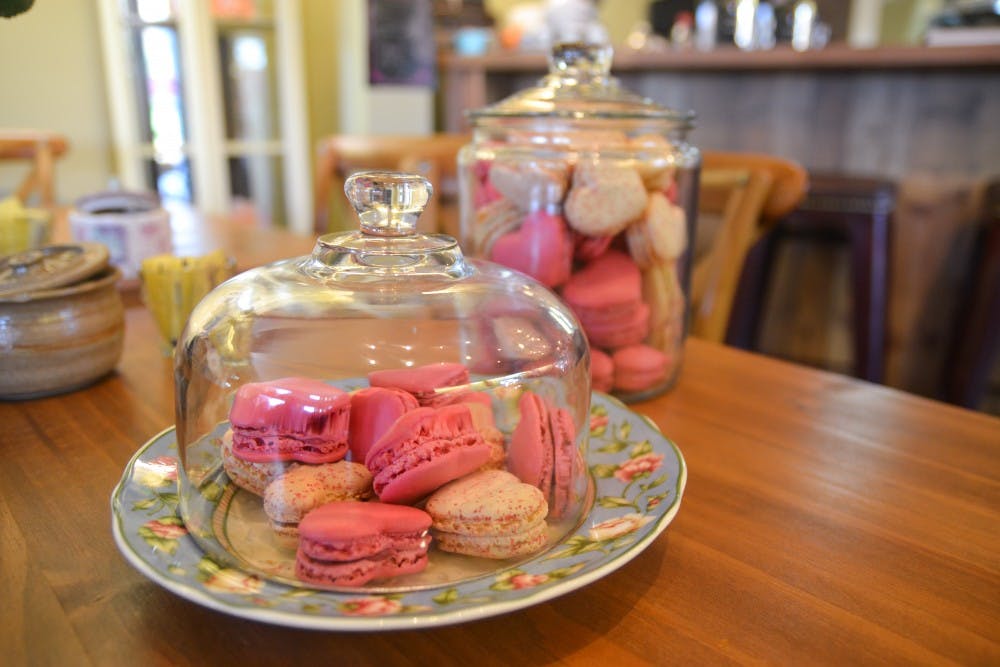 玫瑰人生蛋糕店和咖啡馆为情人节推出了心形马卡龙。