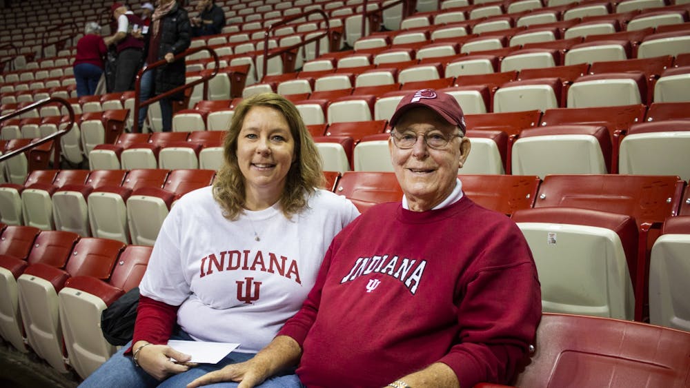 1月11日，76岁的弗雷德·法里斯（Fred Farris）和他的女儿米歇尔·里德（Michele Reed）坐在西蒙·斯克约特（Simon Skjodt）礼堂与俄亥俄州队的比赛前。法里斯收到了女儿和丈夫的圣诞篮球票，然后他的球票升级到离球场更近的位置。