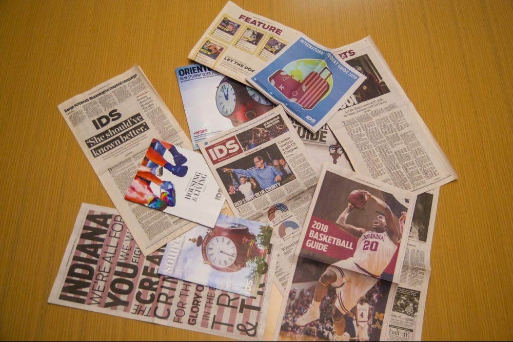 桌子上放着一套《印第安纳学生日报》的出版物。IDS获得了哥伦比亚学术出版社协会颁发的混合新闻金皇冠。