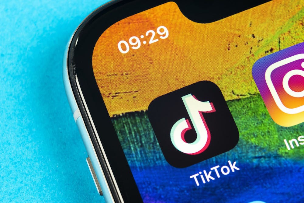 图为手机主屏幕上的TikTok应用程序。