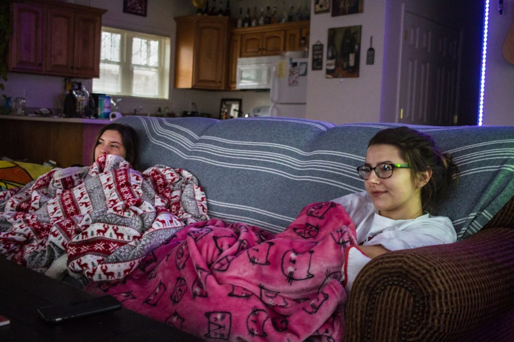 1月12日，大三学生和室友Skye Huffman（左）和Haley Leffler坐在校外的沙发上。如果你决定和其他人一起生活，找到与你相处的人是很重要的。