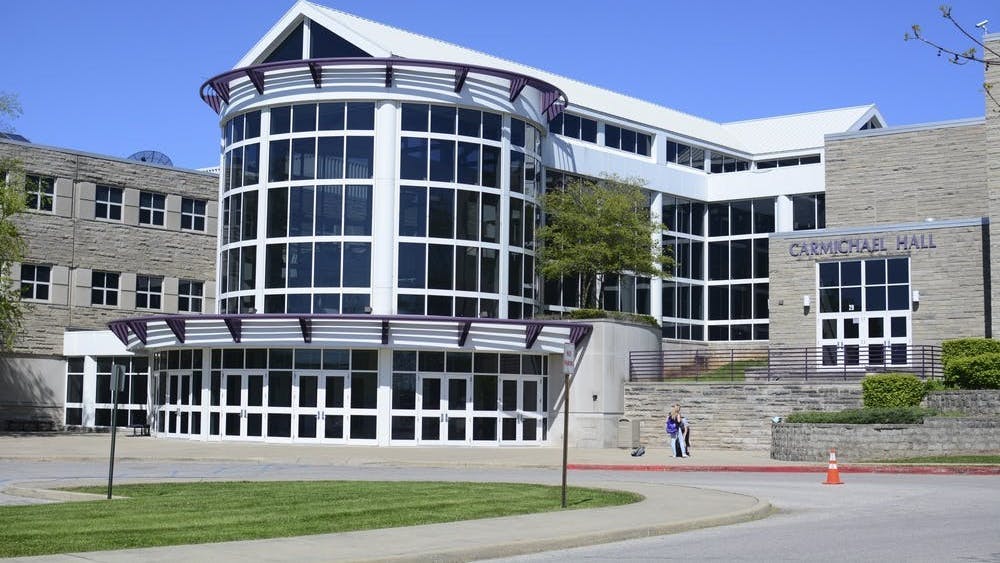 南布卢明顿高中是门罗县社区学校公司的多所学校之一。印第安纳州议员周二宣布，未来两年，该州将有创纪录的教育投资。