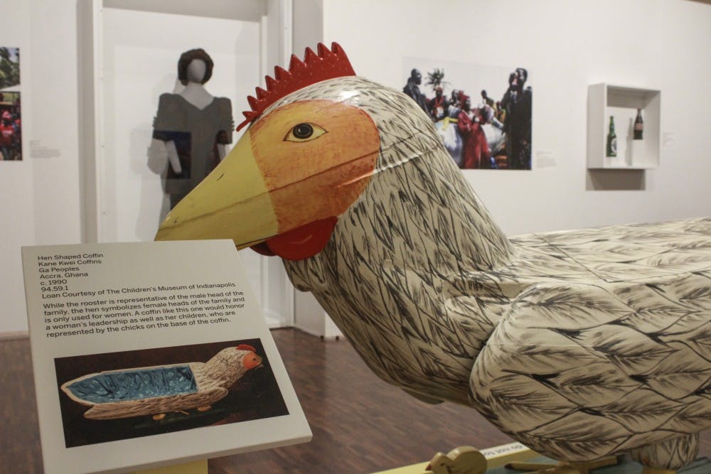 周四晚上，一只母鸡棺材在马瑟斯世界文化博物馆展出，作为祖先形状:身体、动物、艺术和加纳幻想棺材展览的一部分。这些梦幻棺材通常象征着一个人是谁。这个代表家族的女性首领