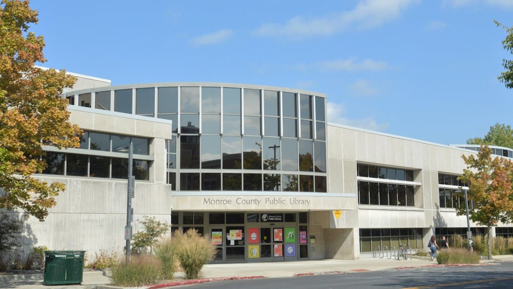 图为门罗县公共图书馆。图书馆及其埃勒茨维尔分馆将于2月22日重新开放，提供有限的上门服务，并为高风险客户预留一个小时。