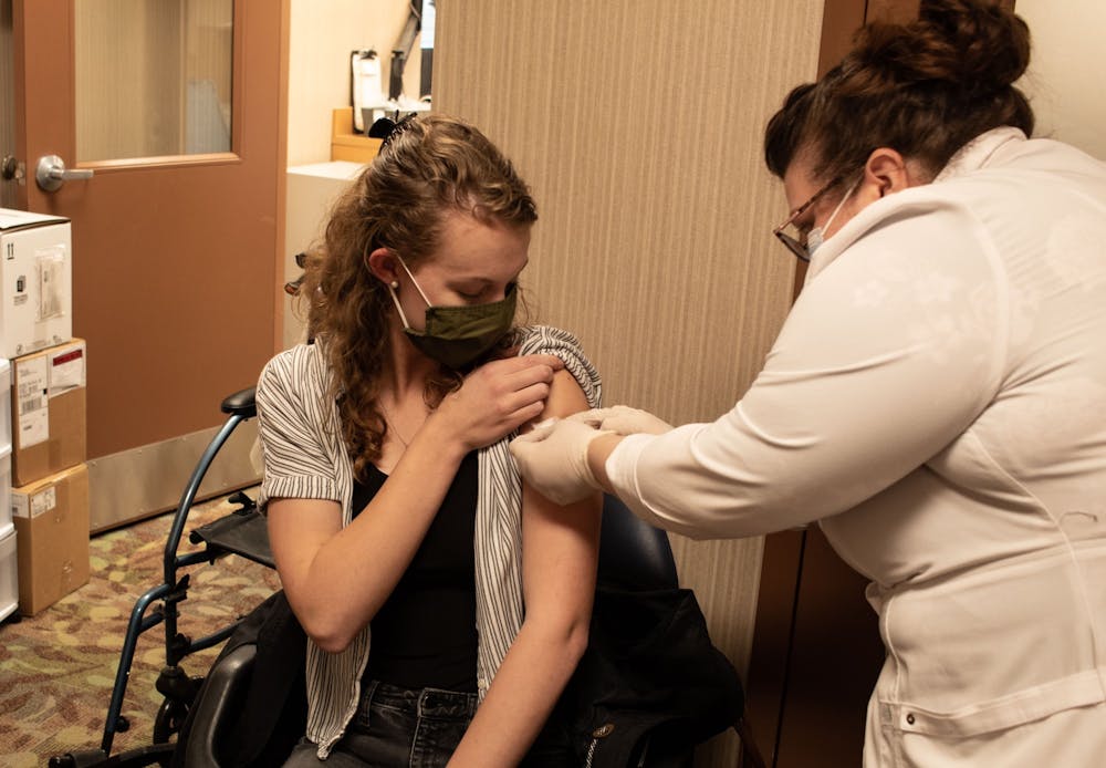 <p>大二学生凯瑟琳·米克（Kathryn Mick）周一接受了辉瑞公司的首轮疫苗接种。根据Healthline，所有符合条件的居民都可以免费接种疫苗，而不必考虑保险</p>