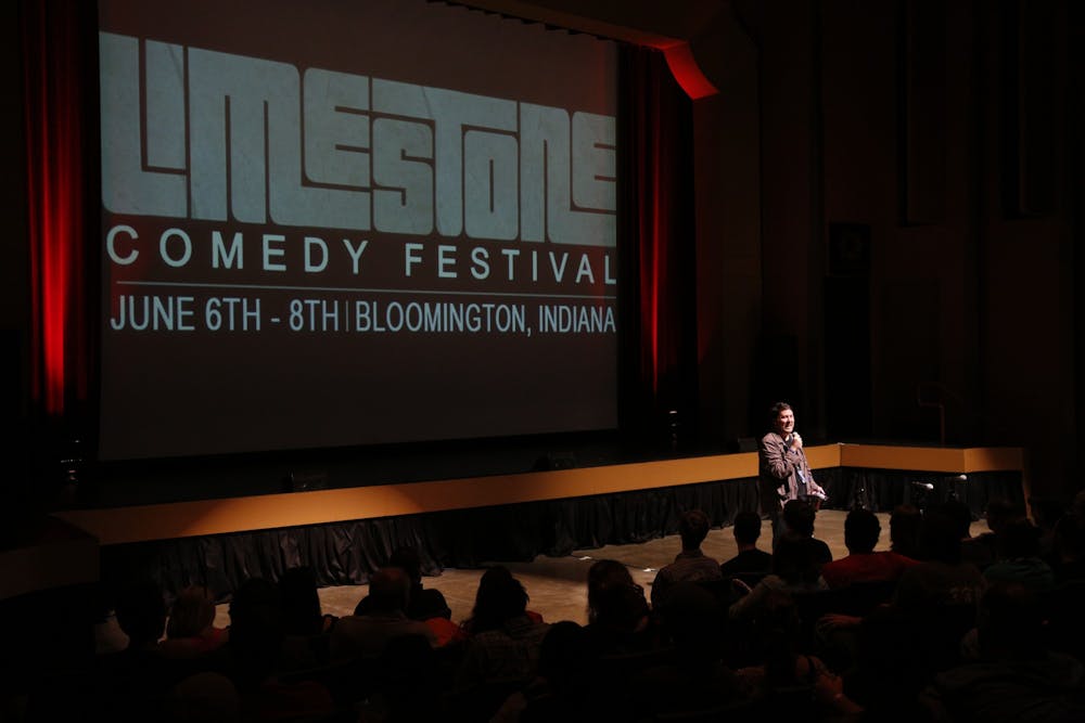 喜剧演员道格·本森介绍“道格·本森电影中断”的录音。2013年6月8日，石灰岩喜剧节期间，在Buskirk-Chumley剧院。今年的音乐节将于9月2日至4日在布卢明顿附近的五个不同地点举行。