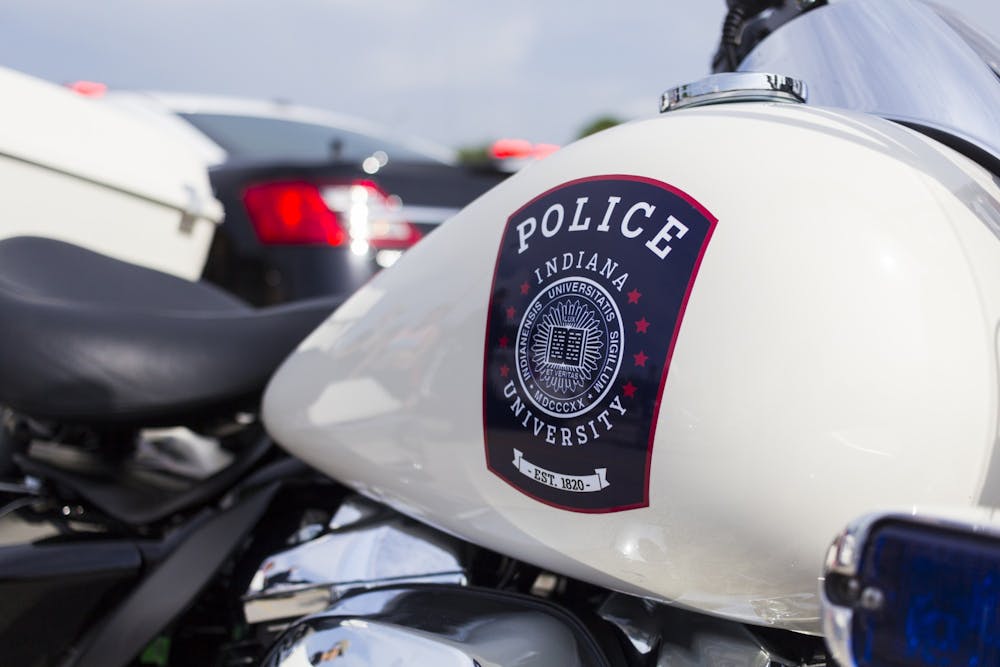 星期一在第三大街东3020号Chick-fil-a停车场举行的“触摸卡车”活动中，IUPD摩托车的油箱上可以看到IU警察局徽章。