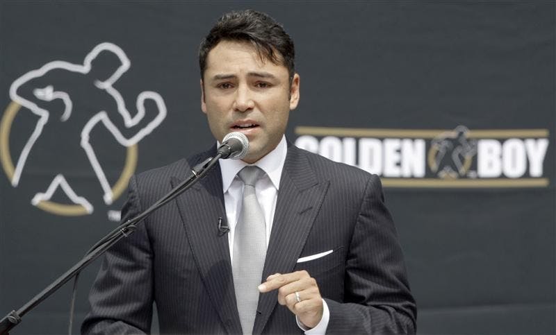 Oscar De La Hoya announces his retirement from boxing during a news conference Tuesday afternoon in Los Angeles.