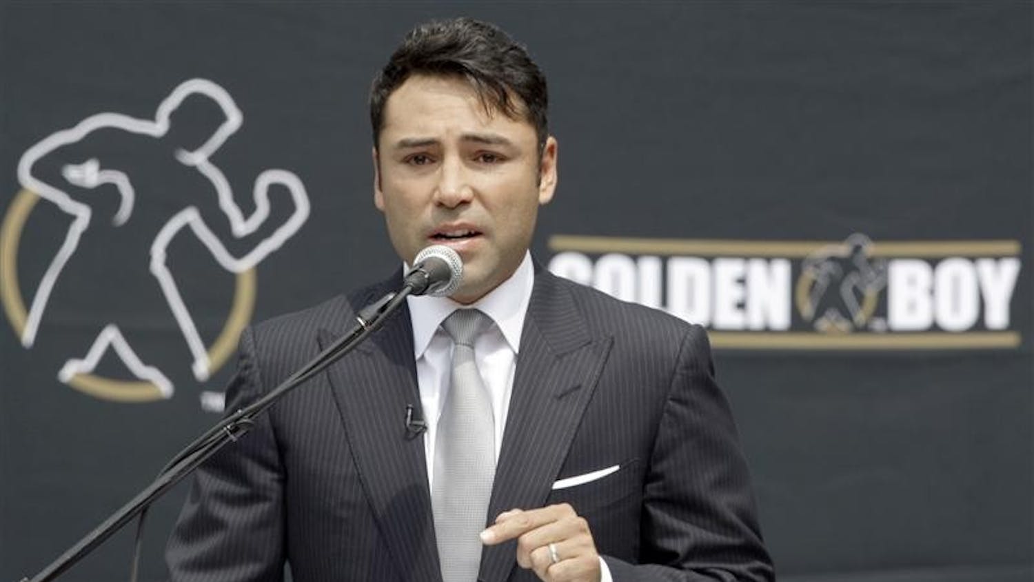 Oscar De La Hoya announces his retirement from boxing during a news conference Tuesday afternoon in Los Angeles.