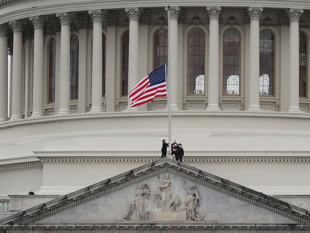 美国国旗的美国国旗在1月8日在美国国会警察Brian Sickickick的纪念活动.8在华盛顿的D.C.的伤员中死于专业人员支持者袭击国会大厦的受伤。