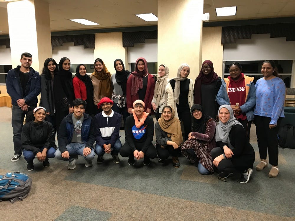 周三，学生们聚集在Teter Quad讨论头巾的重要性，并听取女性佩戴或不佩戴头巾的经历。印第安纳州穆斯林学生协会组织这次活动是为了庆祝2月1日的世界希贾布日。