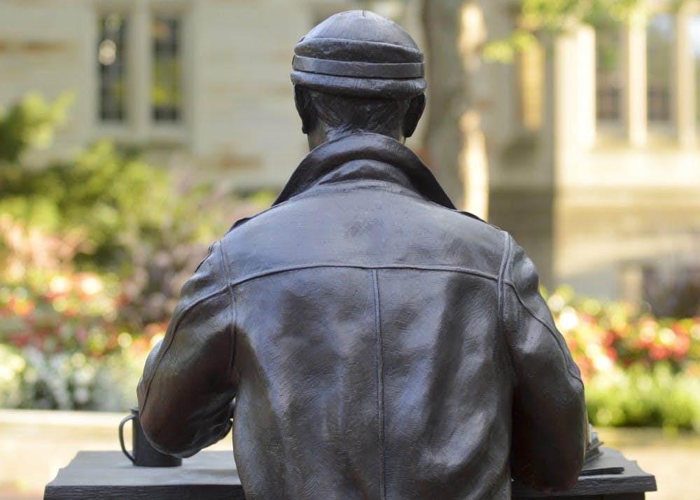 普利策奖得主记者厄尼·派尔坐在媒体学院富兰克林大厅外的打字机前。
