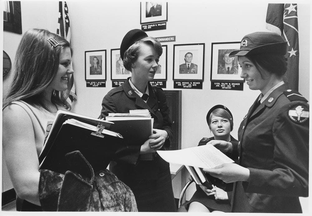 退役空军中校帕梅拉·戴维斯(Pamela Davis)是第一个从IU ROTC毕业的女性，并获得了空军授予的勋章或证明她获得军衔的文件。戴维斯也是田纳西州国民警卫队的第一位女性指挥官。< / p >