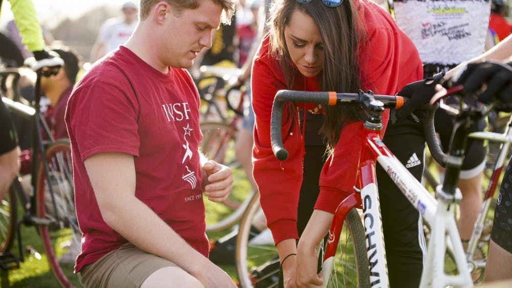 2018年，印第安纳大学学生基金会成员Michael Naughtin和Harvest Ham在Little 500的练习课上骑自行车。IUSF对今年的比赛做了五项修改和澄清。