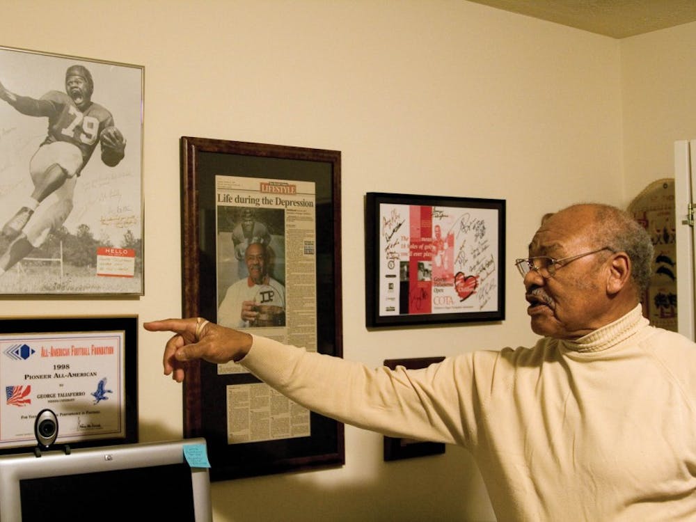 2007年，乔治·塔利亚费罗(George Taliaferro)在他布卢明顿(Bloomington)家中的墙上指着他的认可和奖项。