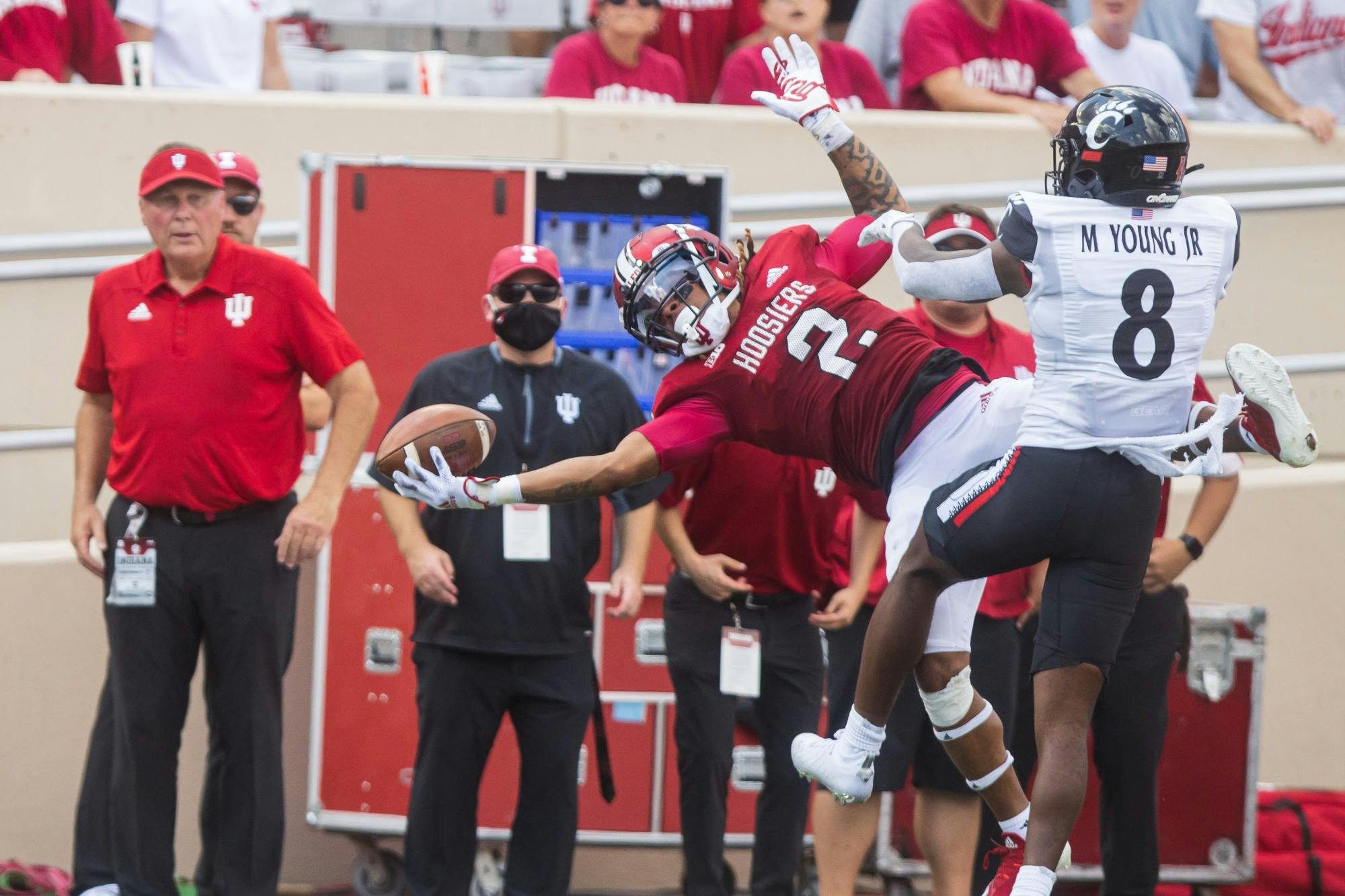 2021年9月18日，在纪念体育场，高级防守后卫里斯·泰勒试图拦截。IU在辛辛那提大学输了38到24。