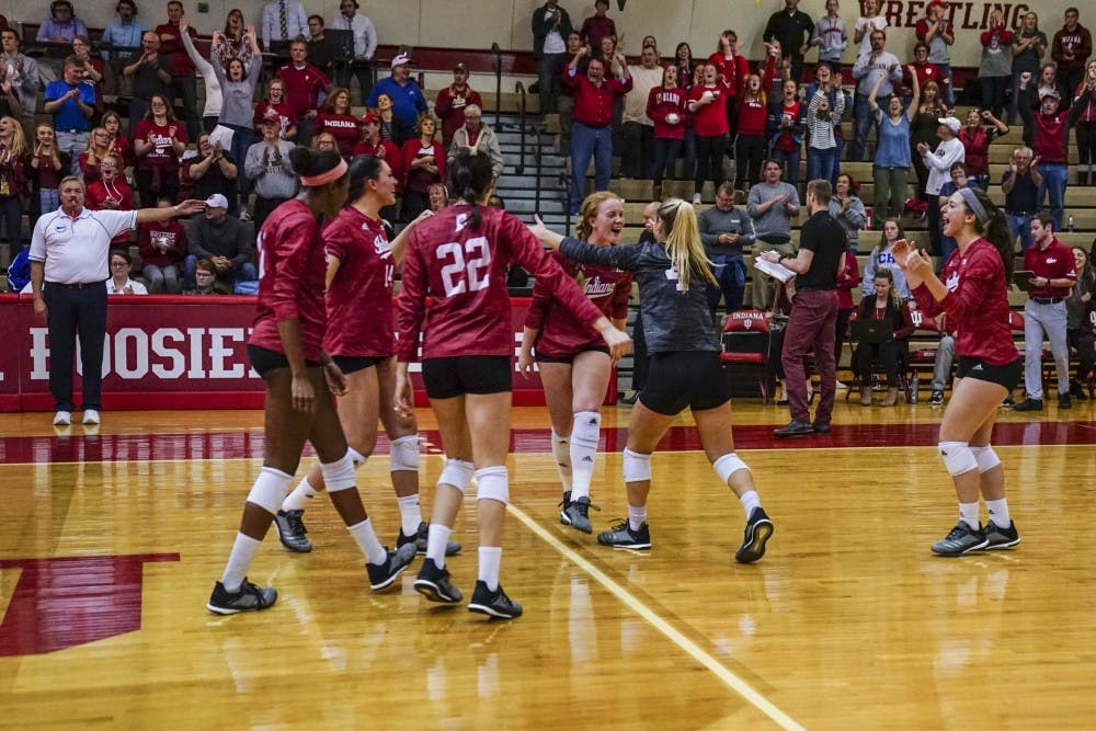 10月13日，IU女子排球队在大学体育馆(University Gym)战胜罗格斯大学(Rutgers)后，匆忙庆祝胜利。IU本赛季的总比分是15胜10负