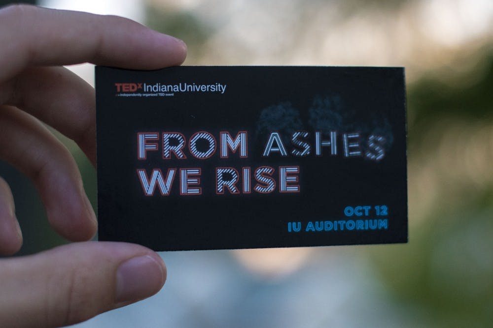 一名学生拿着一张即将举行的TEDxIU活动的信息卡。这场名为“我们从灰烬中崛起”的活动将于10月12日在印第安纳大学礼堂举行。