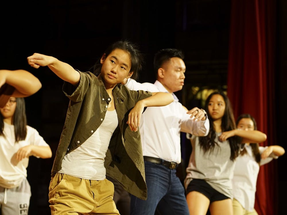 周五晚上，在校友大厅举行的世界盛宴上，越南学生协会为评委和观众表演舞蹈。此次活动是国际教育周的一部分，以国际美食为特色，由学生组织举办展位，并随后举办了国际主题的IMU深夜活动。