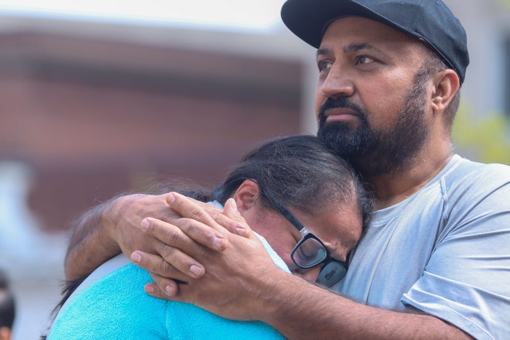 周日，Ramandeep Chochan在印第安纳波利斯的纪念碑广场对着一个心爱的人的胸膛哭泣。星期四在大规模枪击事件中丧生的受害者家属说，光有想法和祈祷是不够的，他们要求继续采取行动。