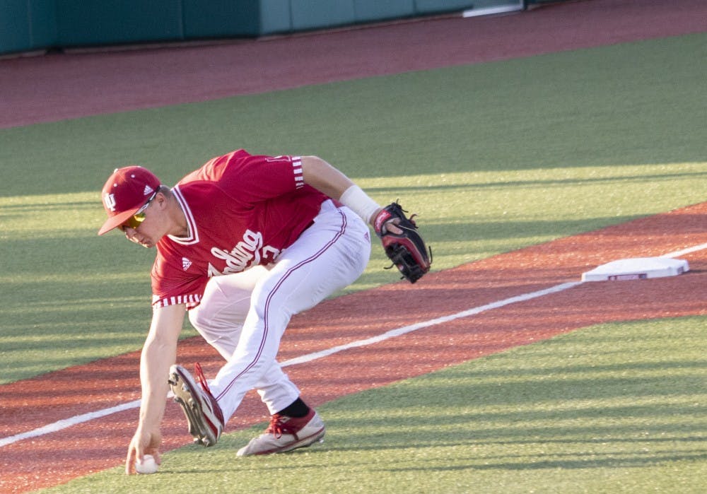 二年级内野手科尔·巴尔5月14日在巴特·考夫曼球场拿球。对路易斯维尔大学的比赛中，巴尔在三垒线附近击出球，把球送到一垒