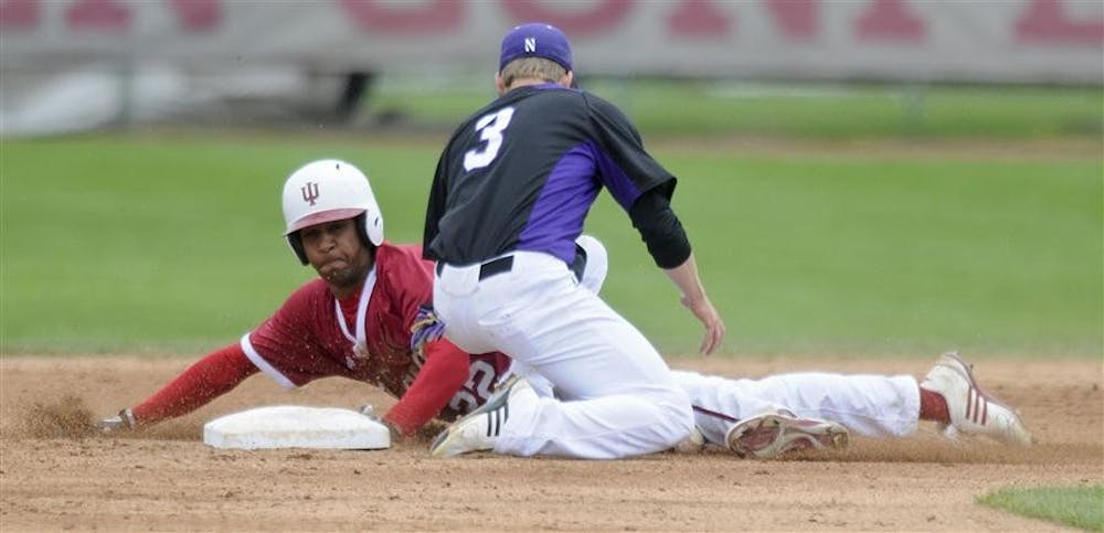 二年级外野手贾斯汀·库雷顿在周日在森堡球场以8-2战胜西北大学的比赛中抢断西北大学的特雷弗·史蒂文斯的二垒。