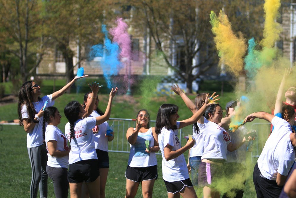4月21日，学生们在邓恩梅多参加胡里节庆祝活动。这一活动也被称为色彩节，参与者可以向空中或向他们的朋友投掷不同颜色的粉末。