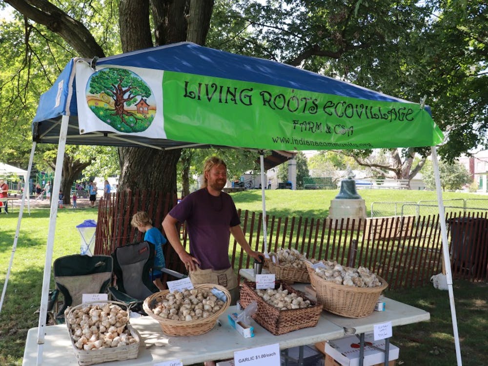 9月1日，在2018年布卢明顿大蒜节上，Living Roots Ecovillage出售各种大蒜丁香。﻿2019年布卢明顿狂欢节将于8月31日和9月1日上午11点在瓦尔德隆山巴斯克公园外开始。