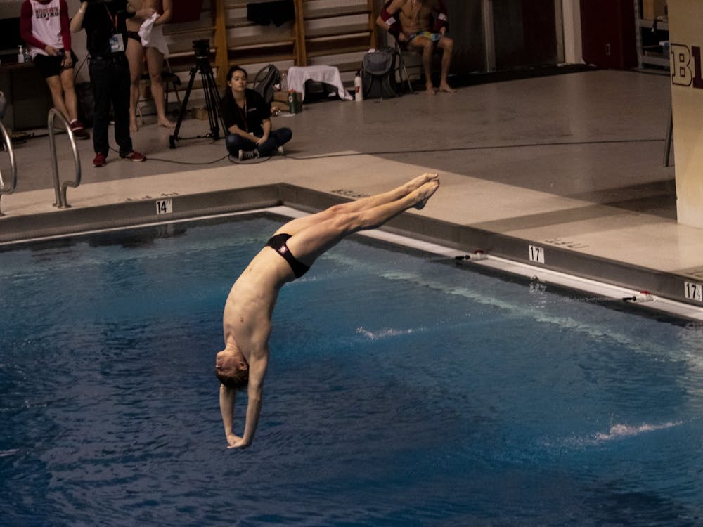 二年级学生科尔·范德范德2月29日在康西尔曼-比林斯利水上运动中心潜水。范德文德是获得2021年NCAA跳水锦标赛资格的四名美国大学跳水队运动员之一。