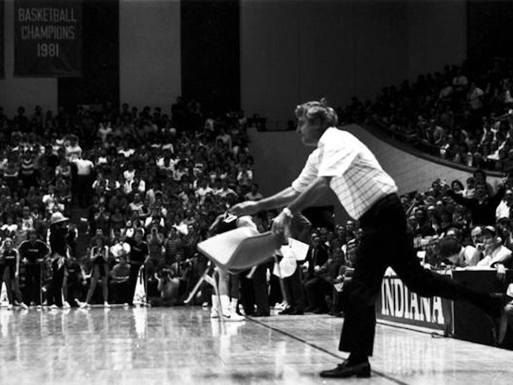 1985年，鲍勃·奈特(Bob Knight)在议会大厅(Assembly Hall)对普渡大学(Purdue)的庭审中，扔了一把椅子，这一举动后来变得臭名昭著。他星期六回到大会堂时受到了表彰。