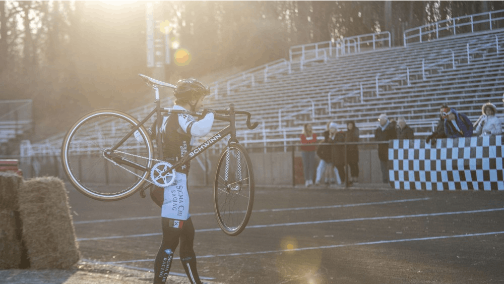 西格玛Chi骑手多米尼克·费奥雷准备在3月23日比尔·阿姆斯特朗体育场举行的小500资格赛上进行比赛。Sigma Chi记录的时间是2:34.43。