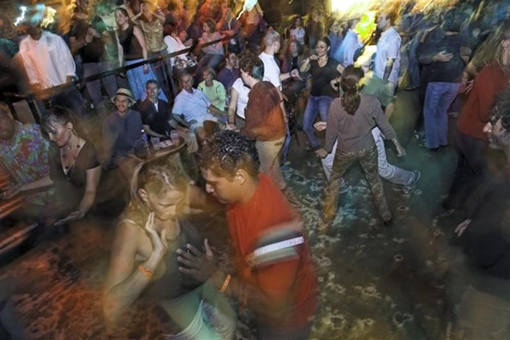 2007年10月6日，在去年的莲花世界音乐艺术节期间，狂欢者在蓝鸟夜总会内随着多米尼加共和国音乐家Puerto Plata的音乐起舞。