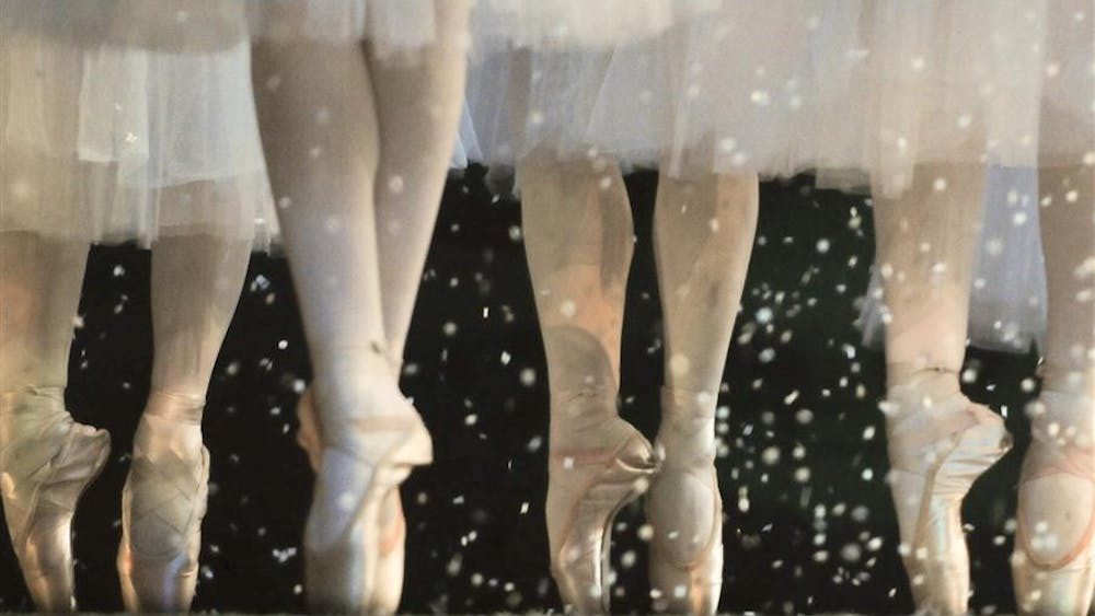 2010年12月2日，在MAC的排练中，《胡桃夹子》雪景中的舞者用脚尖保持平衡。