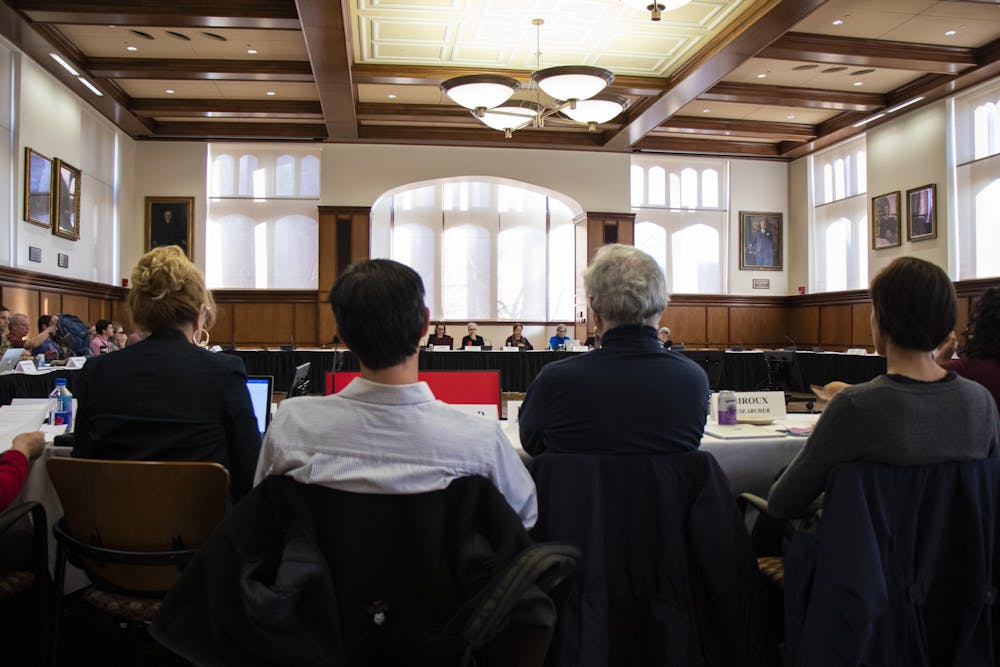 11月5日，在富兰克林大厅，印第安纳大学的教职员工在布卢明顿学院委员会上聆听讨论。该学院通过了一项政策，概述了学生在学习之前获得学分的标准。