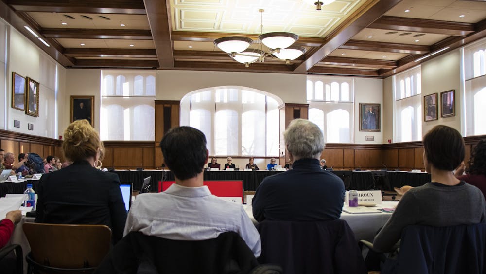 IU教职员工布卢明顿学院理事会11月5日在富兰克林厅在听取讨论。教师们通过了一项政策，概述标准为学生挣学分事先学习。