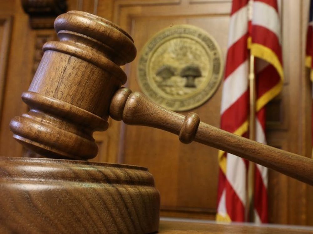 2017年2月11日，俄亥俄州克利夫兰市凯霍加县法院的一间法庭上，木槌被放在其所在的街区上。