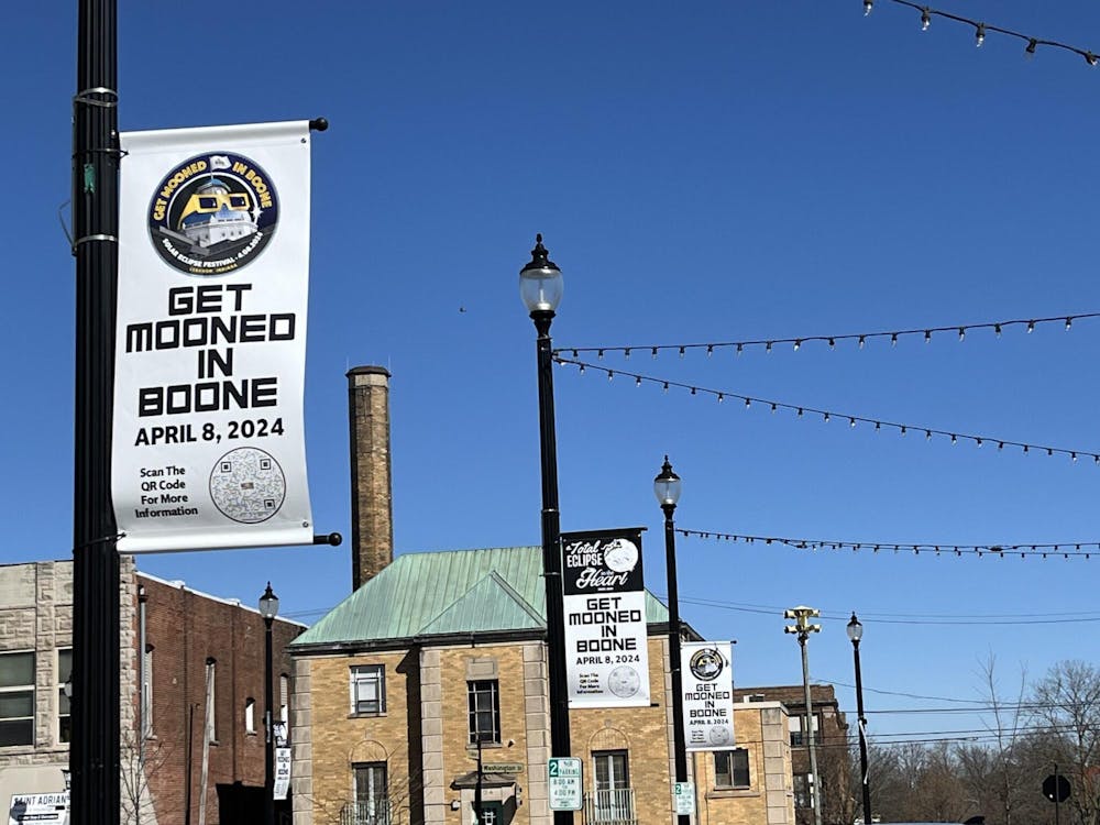 An image of a sign that says get mooneo in boone