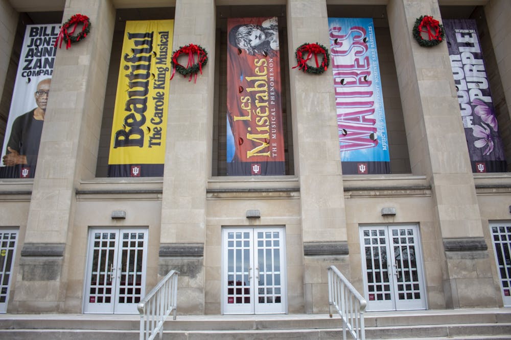 <p> 1月9日，Les Misérables等2019-2020年礼堂系列展览的标志悬挂在IU礼堂外。该剧将于2月4日至9日播出。< / p >
