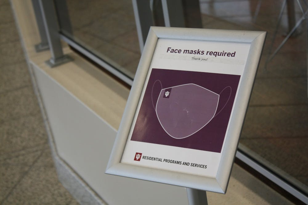 <p>An Indiana University Residential Programs and Services sign requiring face masks is seen Feb. 24, 2022, in Read Hall. IU will lift mask mandate in classrooms, dining areas and other common areas March 4.</p>