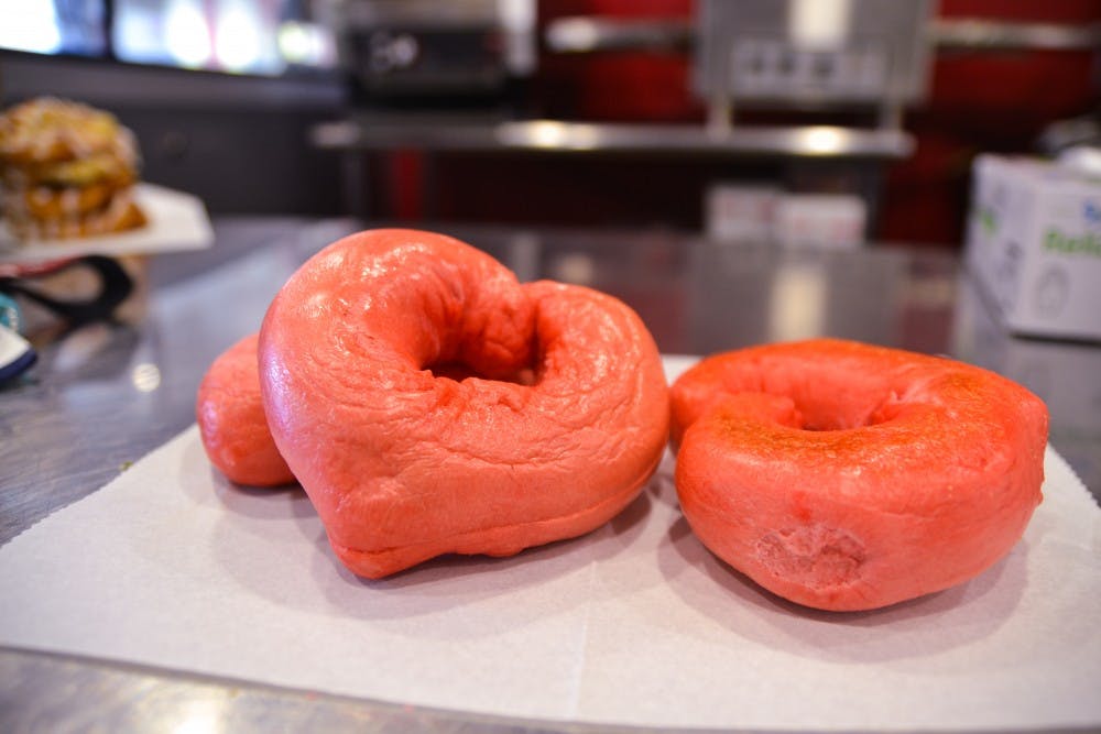 布卢明顿百吉饼公司推出粉色心形百吉饼来庆祝情人节。布卢明顿百吉饼公司(Bloomington Bagel Company)于2月14日上午6点至下午4点营业。