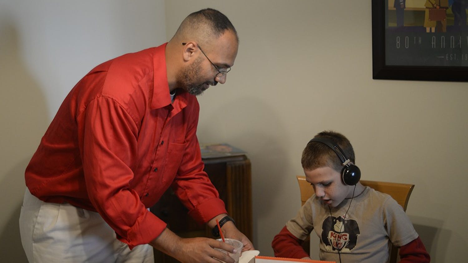 Macabee's son Jaxon (9) has Asperger syndrome, wich causes a variety of abnormal behaviors. One of the side effects is that he is very selective of the food he eats. Macabee prepares cheese pizza bread, one of Jaxon's foavorite meals.