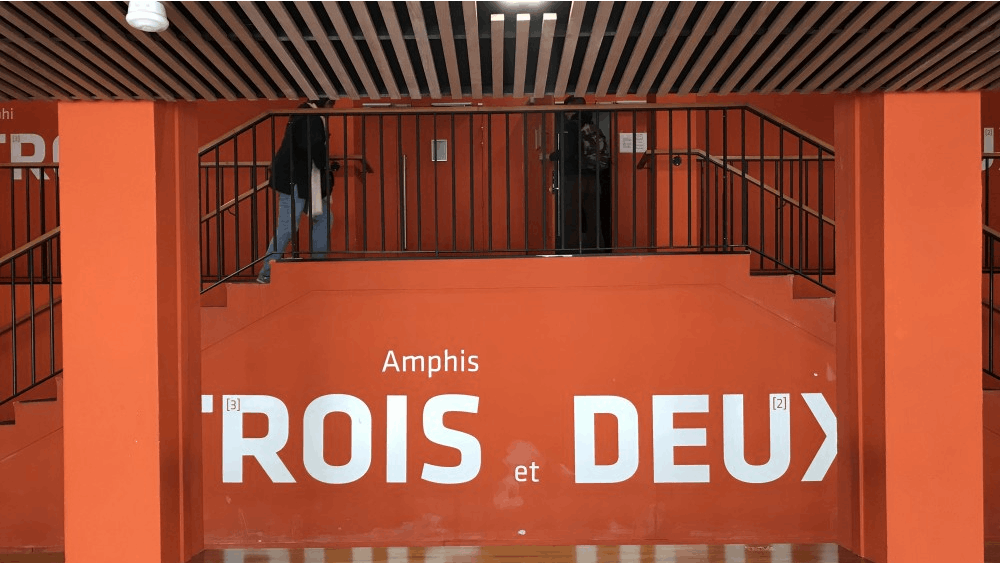 3月19日，在法国普罗旺斯的艾克斯-马赛大学，学生们走过走廊。