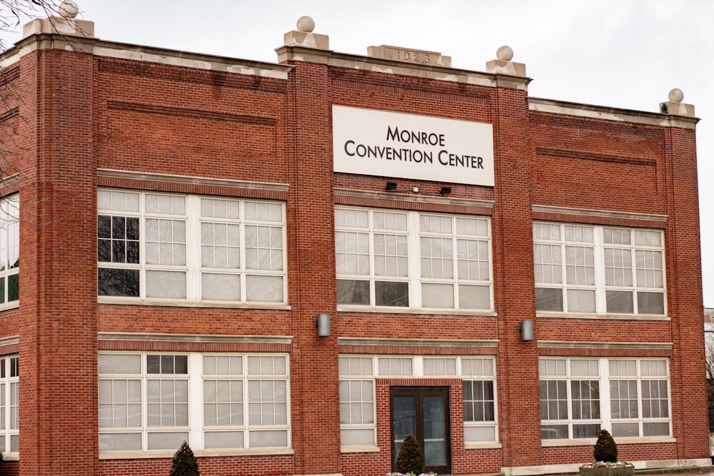 门罗县会议中心位于s学院大道302号。这是门罗县分发COVID-19疫苗的中心之一。
