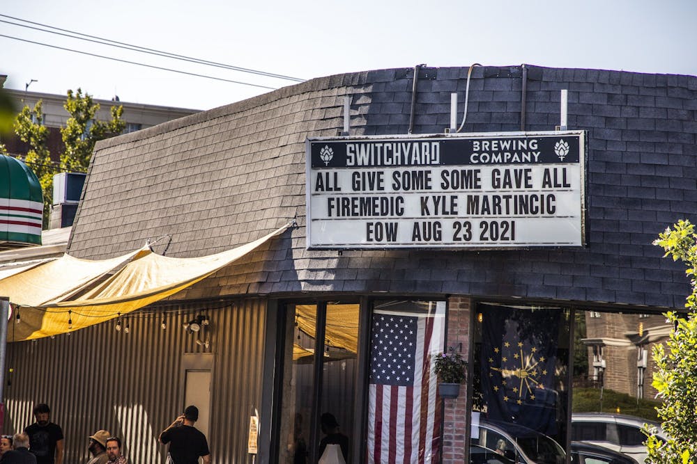 顾客们于2021年9月1日参观Switchyard Brewing公司，地点是北胡桃街419号。