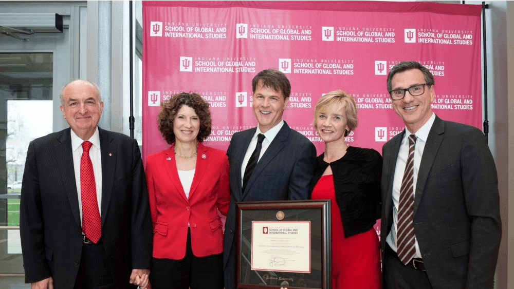 杰弗逊和玛丽·施里夫(左三和左四)与印第安纳大学校长迈克尔·麦克罗比、第一夫人劳里·伯恩斯·麦克罗比和全球国际研究学院院长汉密尔顿·卢格站在一起。