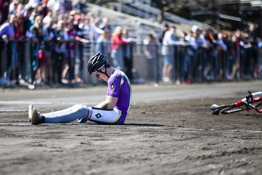 2019年3月23日，在比尔·阿姆斯特朗体育场举行的小500米资格赛上，当时年纪较轻的安德鲁·罗斯在一次失误后坐在地上。摄影师克莱尔·利文斯顿因这张照片赢得了印第安纳州新闻摄影师协会体育类的年度大学摄影师。