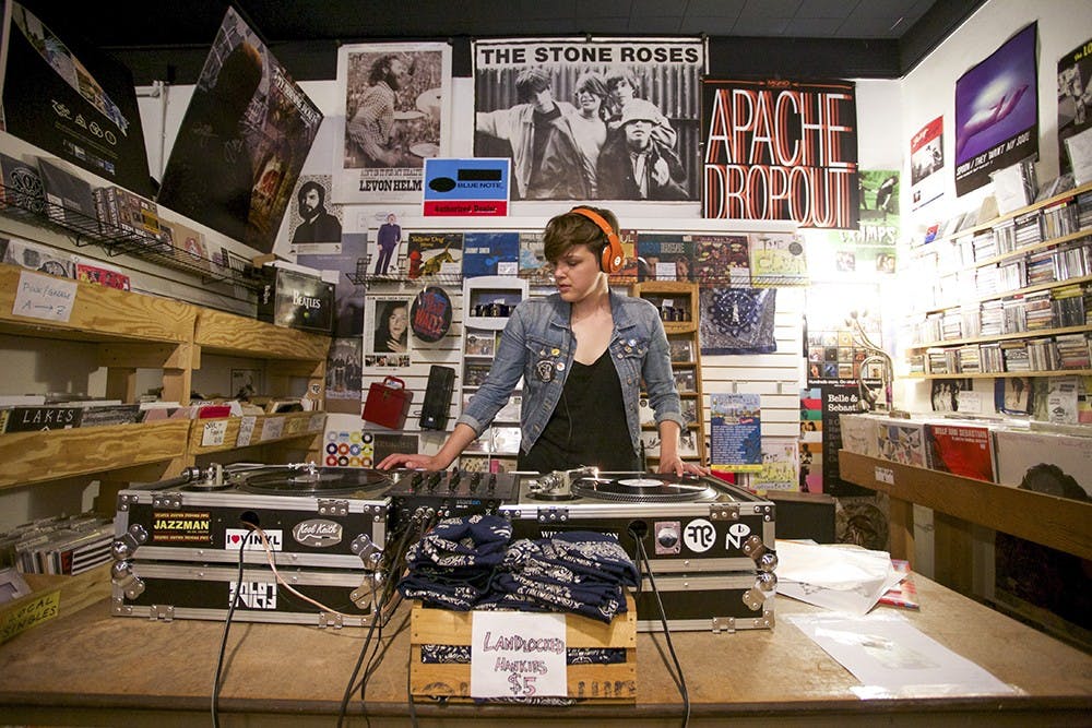 entrecordstoredayweb